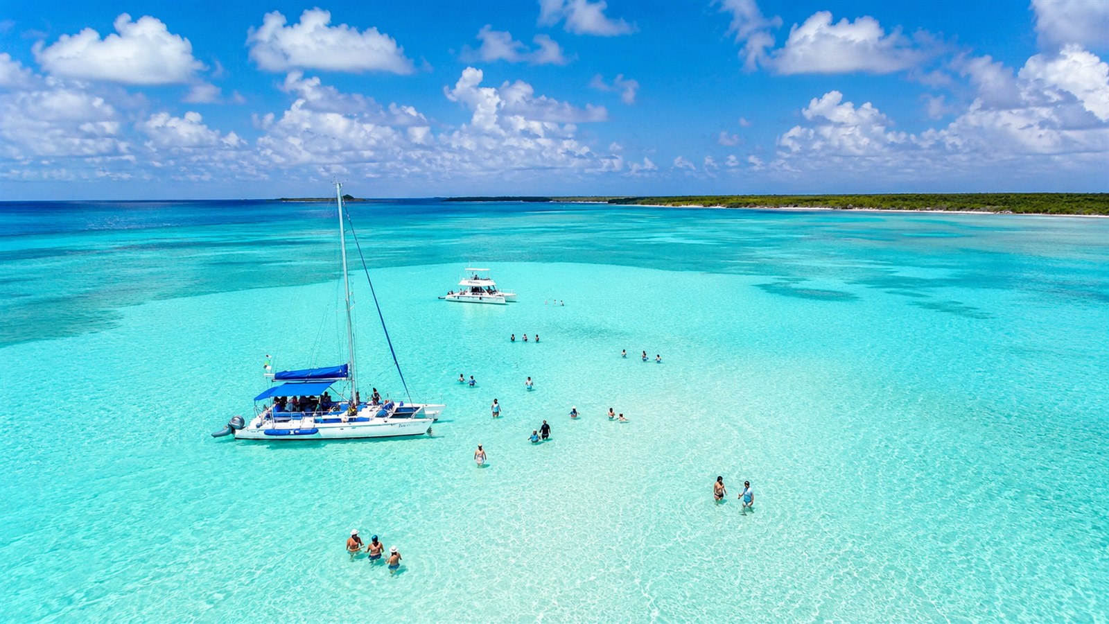 Tour boats and visitors in the shallow turquoise water at El Cielo, Cozumel